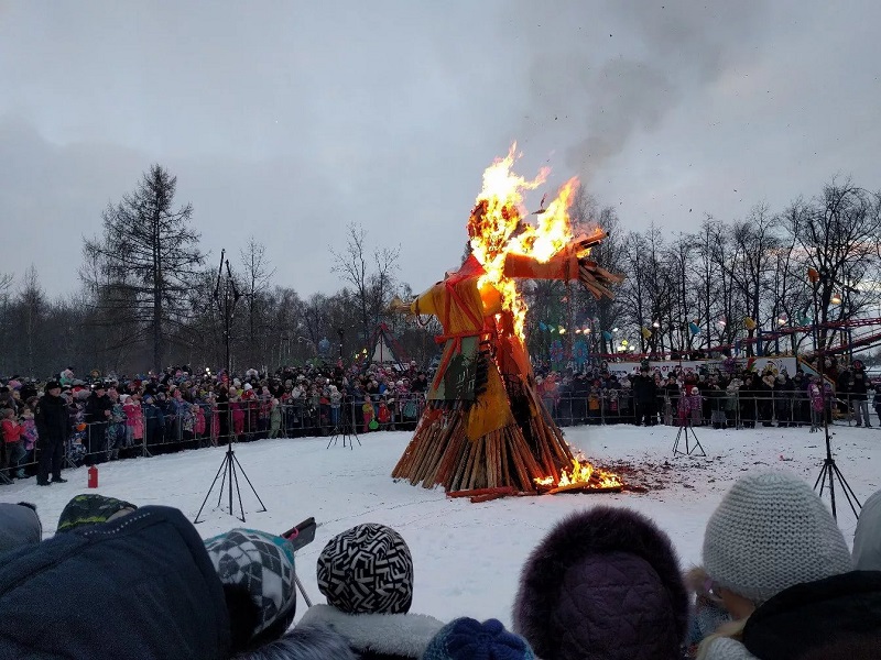 Где сжигают масленицу в москве. Музей Масленицы Ярославль. Ярославская Масленица. Сжигание чучела Масленицы. Чучело зимы.